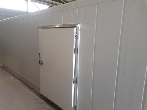 Gebrauchter 40´- Isoliercontainer nach Einbau einer neuen Tiefkühlraumtür