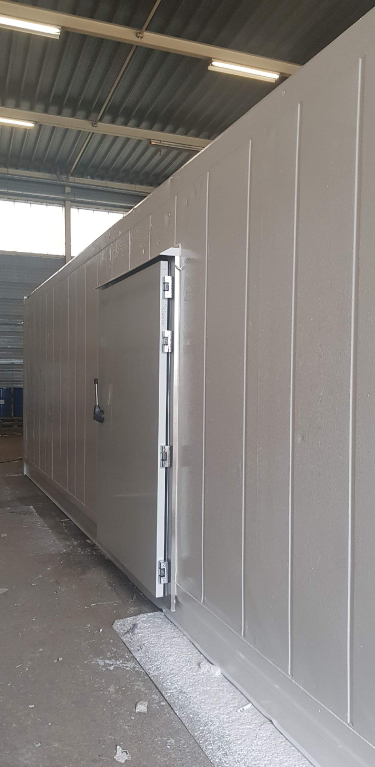 Gebrauchter 40´- Isoliercontainer nach Einbau einer neuen Tiefkühlraumtür