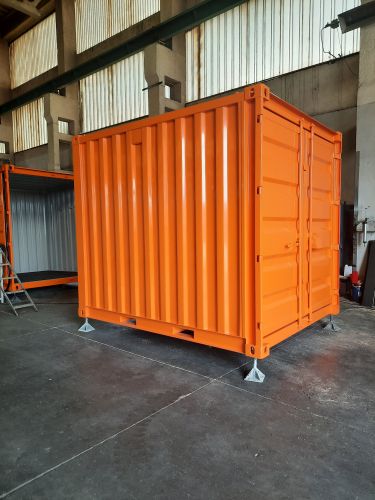 Neue Lagercontainer in 10´- Ausführung, Lackierung in RAL 2011 Tieforange