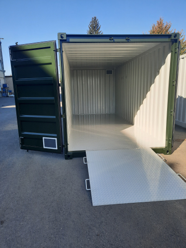 20´- Lagercontainer mit sich diagonal befindlichen Lüftungsöffnungen, Stahlfussboden und Auffahrrampe